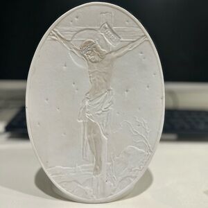 Elegant White Oval Religious Collectible  Art Piece Crucifixión of Jesús.